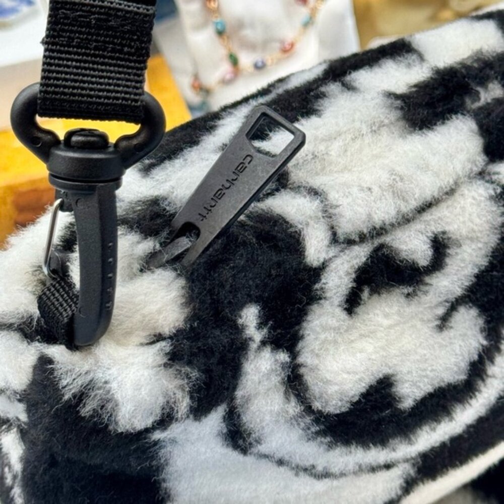 🆕 CARHARDTT WIP 🧿 NWT PLAINS Strap Bag, Joyride Jacquard, Black White Sherpa - Picture 7 of 11